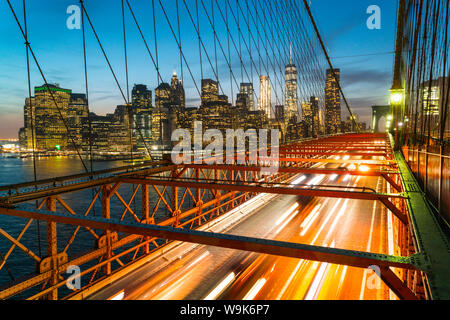 L'heure de pointe du soir sur le pont de Brooklyn et Manhattan au-delà, la ville de New York, États-Unis d'Amérique, Amérique du Nord Banque D'Images