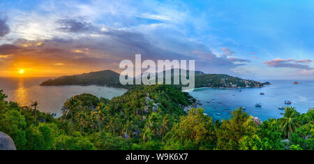 Le soleil se couche sur une autre belle journée sur Koh Tao en Thaïlande du sud, en Asie du Sud-Est, l'Asie Banque D'Images