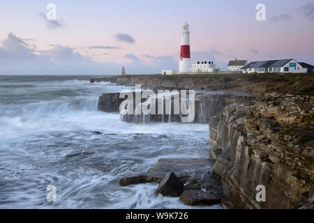 Une mer crash sur les rochers près de Portland Bill Lighthouse, Dorset, Angleterre, Royaume-Uni, Europe Banque D'Images