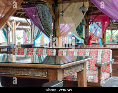 Restaurant design de style turc. Terrasse extérieure avec des sièges, rideaux et lampes en mosaïque. Focus sélectif. Banque D'Images