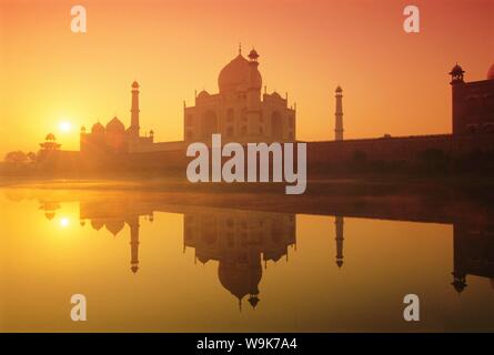 Le Taj Mahal, construit par l'empereur Moghol Shah Jehan (Jahan) pour son épouse Mumtaz Mahal, Jumna (new) River, Agra, Uttar Pradesh, Inde Banque D'Images