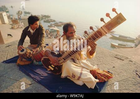 Les musiciens jouant Sitar et Tabla sur les rives du Gange (Ganga), Varanasi (Bénarès), l'état de l'Uttar Pradesh, Inde Banque D'Images