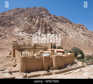 Le Monastère de Sainte Catherine, Site du patrimoine mondial de l'UNESCO, avec l'épaule du Mont Sinaï derrière, péninsule du Sinaï Désert, Egypte, Afrique du Nord, Afrique Banque D'Images