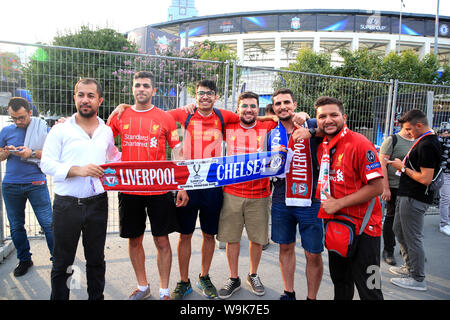 Des fans de Liverpool de montrer leur soutien à leur équipe à l'extérieur du terrain de l'avant de la Super Coupe de l'UEFA Finale à Besiktas, Istanbul Park. Banque D'Images