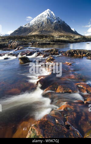 Vue d'hiver sur la rivière Etive vers snow-capped Buachaille Etive Mor, Rannoch Moor, près de Fort William, Highland, Ecosse, Royaume-Uni, Europe Banque D'Images