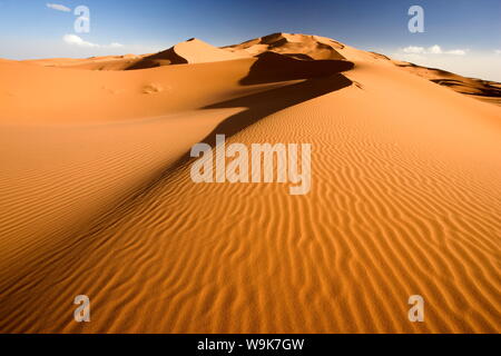 Les dunes de sable orange et sable ondulations dans la mer de sable l'Erg Chebbi près de Merzouga, Maroc, Afrique du Nord, Afrique Banque D'Images