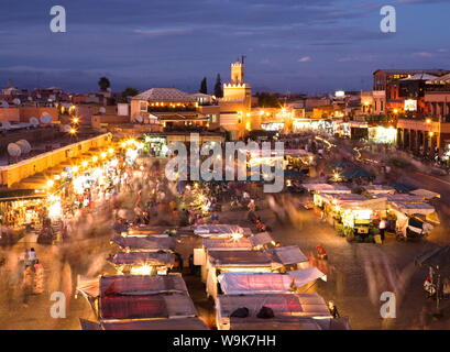 Vue sur la place Djemaa el Fna au crépuscule avec foodstalls et des foules de gens, Marrakech, Maroc, Afrique du Nord, Afrique Banque D'Images