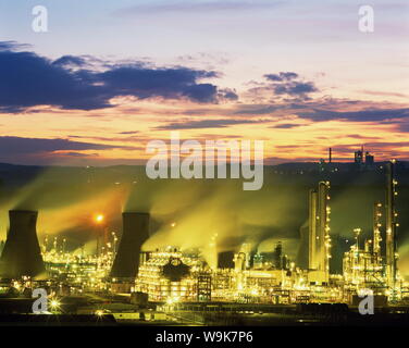 L'usine pétrochimique de Grangemouth allumé au crépuscule, Ecosse, Royaume-Uni, Europe Banque D'Images