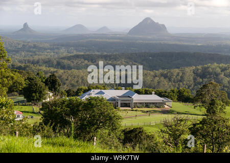 The Glass House Mountains sur la Sunshine Coast, Queensland, Australie. Ces montagnes ont été nommés après R.N (Royal Navy) Le capitaine James Cook sur hi Banque D'Images