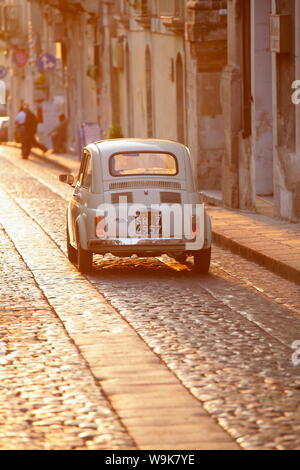 Fiat 500 en descendant la rue pavée, Noto, Sicile, Italie, Europe Banque D'Images