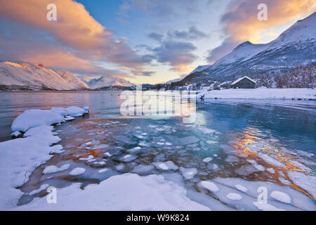 À la recherche de l'autre côté de la mer gelée d'Ullsfjord de Sjursnes, vers le sud des Alpes de Lyngen, au coucher du soleil, Troms, Norway, Scandinavia, Europe Banque D'Images