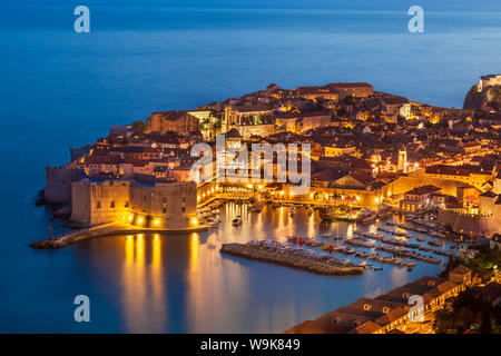 Vue aérienne du Vieux Port et de la vieille ville de Dubrovnik la nuit, Site du patrimoine mondial de l'UNESCO, Dubrovnik, Croatie, la côte dalmate, Europe Banque D'Images