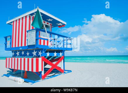 Lifeguard hut on beach, South Beach, Miami, Floride, États-Unis d'Amérique, Amérique du Nord Banque D'Images