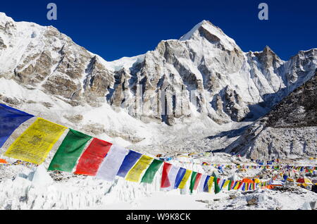 Les drapeaux de prières au camp de base de l'Everest, Everest Solu Khumbu, région du parc national de Sagarmatha, UNESCO World Heritage Site, Népal, Himalaya, Asie Banque D'Images