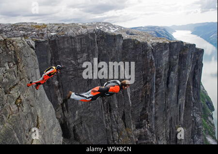 Base Jumping à Lyseboten, Lysefjord, Norway, Scandinavia, Europe Banque D'Images