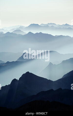 La silhouette des montagnes, au lever du soleil, vue depuis le pic de l'Aneto, à 3404m le plus haut sommet dans les Pyrénées, Espagne, Europe Banque D'Images