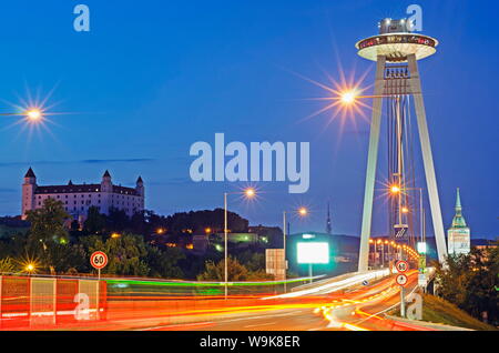 Novy Most Bridge et plate-forme d'observation d'OVNIS, Bratislava, Slovaquie, Europe Banque D'Images