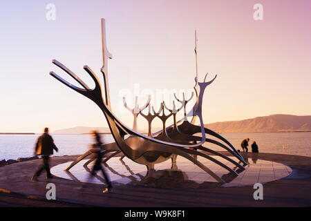 L'Islande, Reykjavik, Solfar (Sun Voyager), en acier inoxydable, emblématique de la sculpture moderne représentant un longboat Viking par Jon Gunnar Arnason Banque D'Images