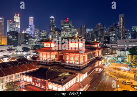 Buddha Tooth Relic temple avec toile de fond de la ville, Chinatown, Singapour, Asie du Sud, Asie Banque D'Images