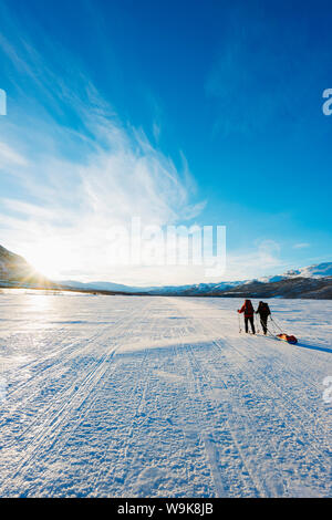 Ski de randonnée sur le sentier des Rois Kungsleden (lac gelé), Abisko National Park, Suède, Scandinavie, Europe Banque D'Images