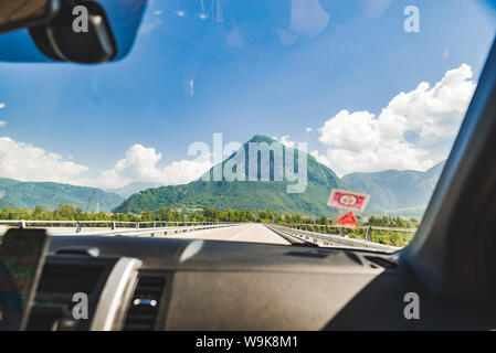 La voiture concept vue du siège passager avant l'autoroute avec des montagnes tout droit. copy space Banque D'Images
