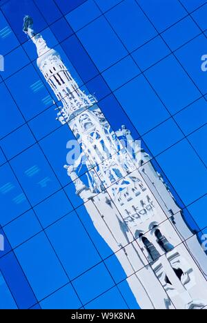 Reflet de l'Iglesia de la Concepción Sra Notra dans immeuble moderne, Calle de Serrano, Salamanca, Madrid, Spain, Europe Banque D'Images