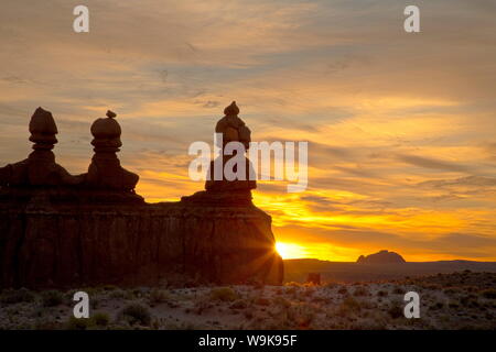 Les trois juges au lever du soleil, Goblin Valley State Park, Utah, États-Unis d'Amérique, Amérique du Nord Banque D'Images