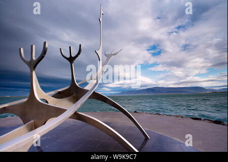 Solfar (Sun Voyager), en acier inoxydable, emblématique de la sculpture moderne représentant un longboat Viking par Jon Gunnar Arnason, Saebrot Avenue, Reykjavik, Islande Banque D'Images