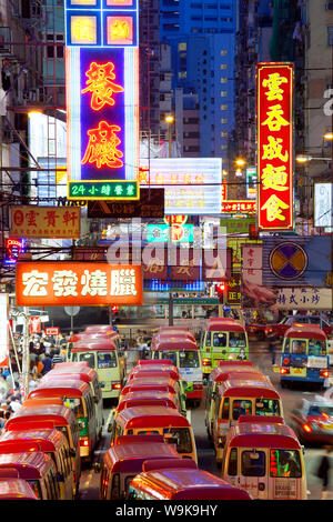 Scène de rue et d'un mini-bus station, Mong Kok, Kowloon, Hong Kong, Chine, Asie Banque D'Images