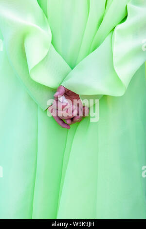 Les femmes en costume traditionnel dansant au cours de célébrations dans la rue sur le 100e anniversaire de la naissance du Président Kim Il Sung, Pyongyang, Corée du Nord Banque D'Images