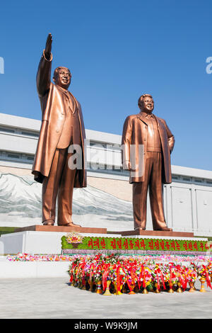 Troupe artistique Mansudae Grand Monument, des statues d'anciens présidents Kim Il Sung et Kim Jong Il, troupe artistique Mansudae Assembly Hall sur la Colline Mansu, Pyongyang, Corée du Nord Banque D'Images