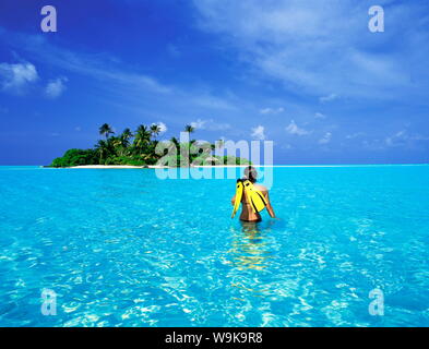 Femme marche avec l'équipement de plongée à Rihiveli island, Maldives, océan Indien, Asie Banque D'Images