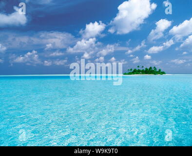 Île tropicale entourée de lagon, Maldives, océan Indien, Asie Banque D'Images