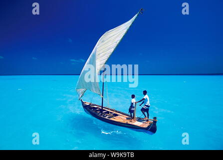 Voile avec dhoni traditionnel, North Male Atoll, Maldives, océan Indien, Asie Banque D'Images