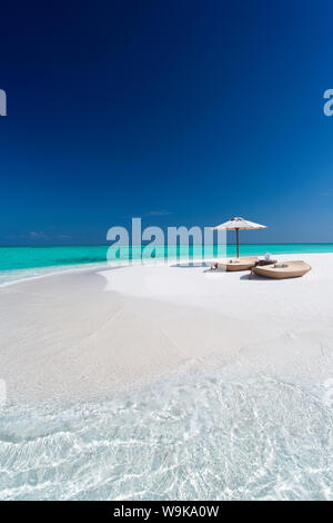 Deux chaises longues avec parasol sur une plage tropicale, les Maldives, l'Océan Indien, l'Asie Banque D'Images