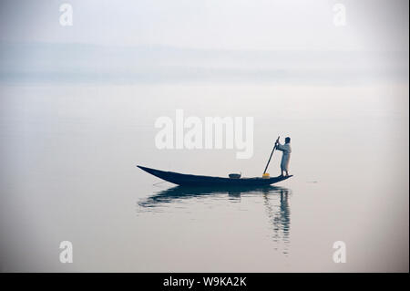 L'homme, le long de la barque bateau en bois Hugli (River Hooghly) à l'aube, Bengale occidental, Inde, Asie Banque D'Images