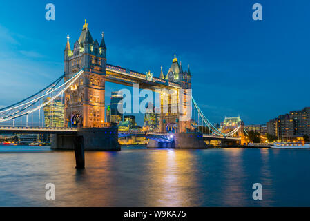 Tower Bridge sur la rivière Thames, la ville de ville de Londres y compris Cheesegrater et gratte-ciel Gherkin, Londres, Angleterre, Royaume-Uni, Europe Banque D'Images