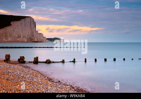 Sept Sœurs de falaises Cuckmere Haven Beach, South Downs, East Sussex, Angleterre, Royaume-Uni, Europe Banque D'Images