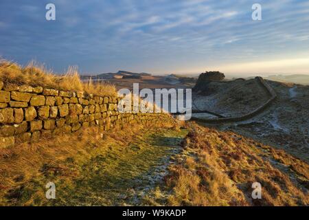 Lever et le mur d'Hadrien, sentier national en hiver, à la recherche de fort de Housesteads, mur d'Hadrien, l'UNESCO, Northumberland, England, UK Banque D'Images