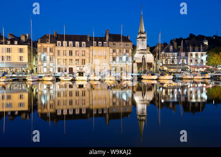 Quai Saint Etienne en Vieux Bassin la nuit, Honfleur, Normandie, France, Europe Banque D'Images