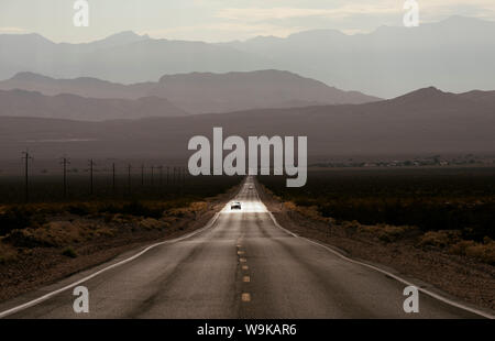 L'autoroute 190 à travers la Death Valley National Park, California, États-Unis d'Amérique, Amérique du Nord Banque D'Images