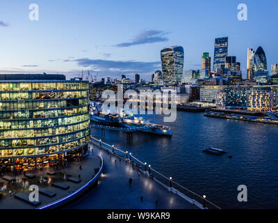 Vue depuis le toit de l'Hôtel de Ville sur la ville de ville de Londres, Londres, Angleterre, Royaume-Uni, Europe Banque D'Images