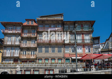 Dans les bâtiments du front de mer traditionnelles Riberia district de Porto, Portugal Banque D'Images