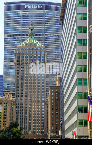 Park Avenue vue avant du Helmsley building et rencontré Life Building, Manhattan, New York City, USA. Banque D'Images