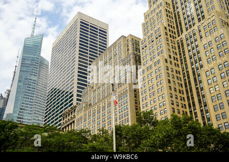 L'Avenue des Amériques ; Bryant Park, à Manhattan, New York City, USA. Banque D'Images