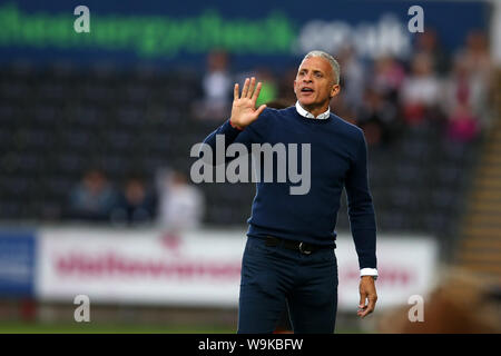 Swansea, Royaume-Uni. Août 13, 2019. Keith Curle, le manager de Northampton Town demande à ses joueurs de la ligne de touche.Carabao tasse tasse EFL, 1er tour, match Swansea City v Northampton Town au Liberty Stadium de Swansea, Pays de Galles du Sud le mardi 13 août 2019. Cette image ne peut être utilisé qu'à des fins rédactionnelles. Usage éditorial uniquement, licence requise pour un usage commercial. Aucune utilisation de pari, de jeux ou d'un seul club/ligue/dvd publications. Photos par Andrew Andrew/Verger Verger la photographie de sport/Alamy live news Crédit : Andrew Orchard la photographie de sport/Alamy Live News Banque D'Images