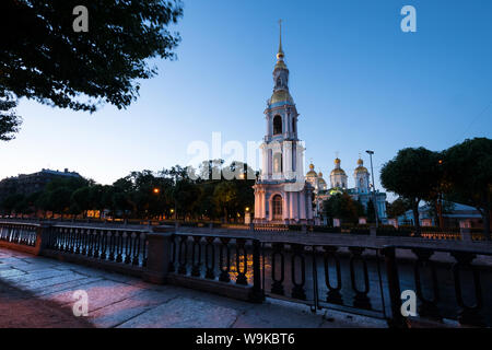 Clocher de la cathédrale de Saint Nicolas de la Marine au cours de nuits blanches à Saint-Pétersbourg, Russie Banque D'Images