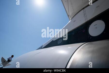 Toronto, Canada. 14Th Aug 2019. Heiko Maas (SPD), Ministre des affaires étrangères, est de monter l'allée de l'Armée de l'air Airbus A319 à l'Aéroport International de Toronto. Maas voyages à Iqaluit dans le nord du Canada. Là, le Ministre des affaires étrangères veut se faire une idée de l'ampleur du changement climatique. Credit : Kay Nietfeld/dpa/Alamy Live News Banque D'Images