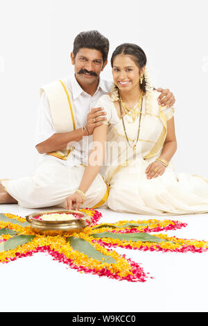 Couple sud-indien faisant des rangoli Banque D'Images
