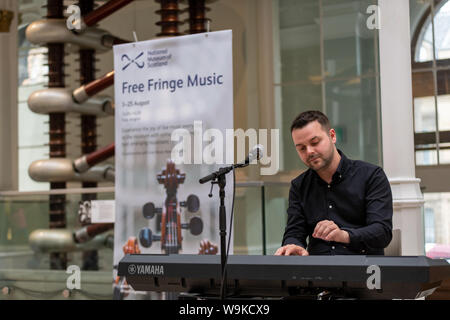 Edimbourg, Ecosse. Mercredi 14 août 2019. Des musiciens traditionnels écossais Ainsley Hamill et Alistair Paterson effectuer au Musée National d'Écosse dans le cadre du Fringe Fringe Music series. Présenté en partenariat avec musique en direct maintenant l'Écosse, cette série met en vedette certains des meilleurs musiciens émergents de l'Ecosse qui effectuent des morceaux traditionnels écossais, pièces classiques et instrumental ensembles à 2.05pm tous les jours pendant les 2019 Edinburgh Fringe Festival. Banque D'Images